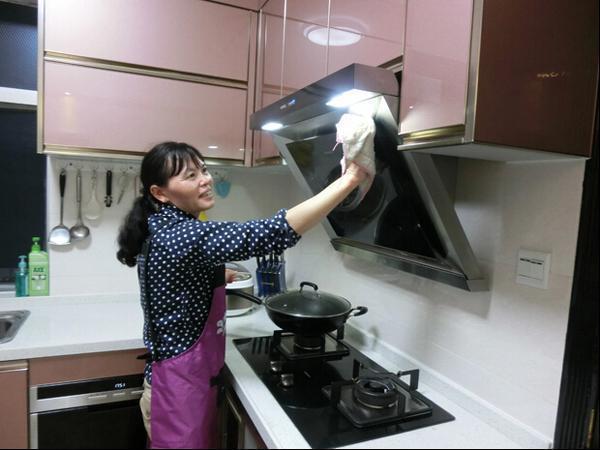 43歲女人坦言:當住家保姆工資8千,錢掙了不少