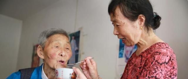 55歲農村阿姨到城里當住家保姆,每月6000工資,最后